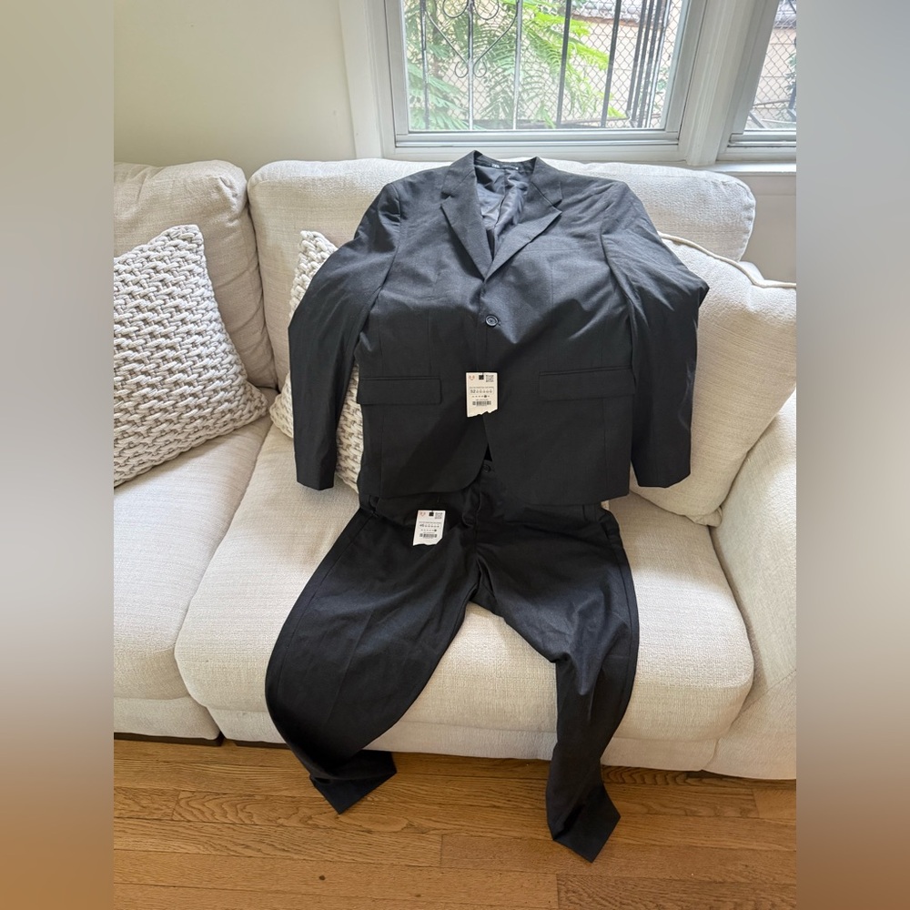 Zara Women’s black pant suit.  Brand new w, tags.